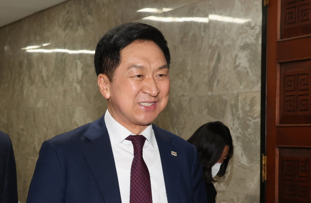 국민의힘 김기현 대표가 25일 오후 서울 여의도 국회에서 열린 의원총회에 참석하고 있다. 연합뉴스