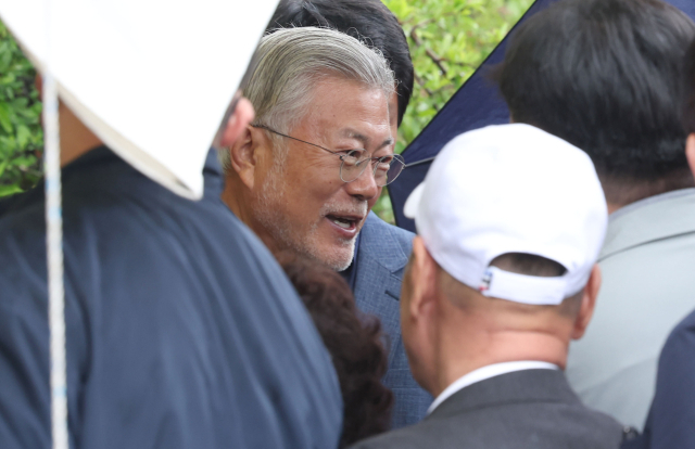 문재인 전 대통령이 25일 오후 경남 양산시 하북면 평산마을 자신의 책방 
