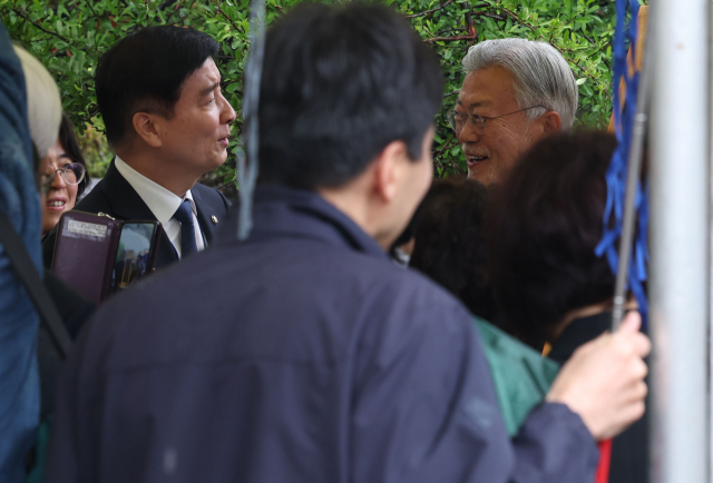 문재인 전 대통령이 25일 오후 경남 양산시 하북면 평산마을 자신의 책방 