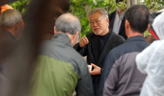 문재인 전 대통령이 25일 오후 경남 양산시 하북면 자신의 책방 