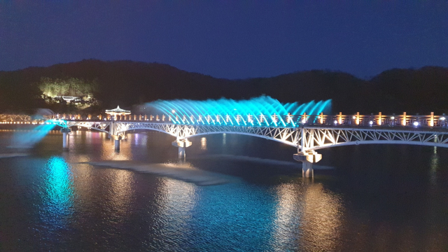 월영교. 안동시는 월영교가 들어선 안동호 보조호수에 수상공연장을 조성한다. 매일신문 D/B
