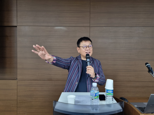 지난 25일 포항시 남구 지곡동 포스코국제관에서 그룹 한마음 가수 강영철 씨가 매일신문 CEO포럼 제7기 4주 차 강연을 하고 있다. 배형욱 기자