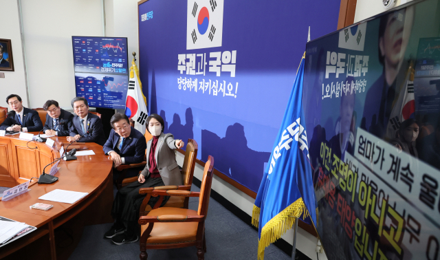 더불어민주당 이재명 대표가 26일 오전 국회에서 열린 최고위원회의에서 장경태 최고위원이 제시한 김건희 여사 조명 사용 의혹 영상을 지켜보고 있다. 연합뉴스
