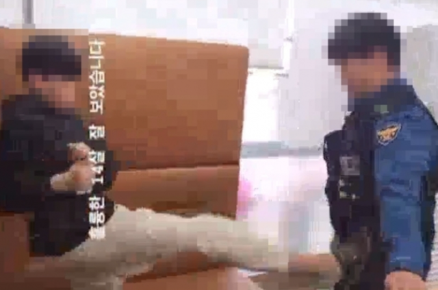 10대 청소년이 경찰에게 욕설과 함께 발길질하는 영상이 온라인에 확산되면서 누리꾼들의 공분을 사고 있다. 온라인 커뮤니티 캡처