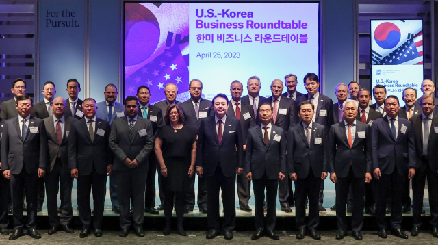 미국을 국빈 방문한 윤석열 대통령이 25일(현지시간) 워싱턴DC 미국 상공회의소에서 열린 한미 비즈니스 라운드테이블에서 참석 기업대표들과 기념촬영을 하고 있다. 연합뉴스