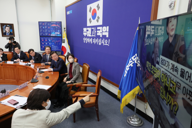 더불어민주당 이재명 대표가 26일 오전 국회에서 열린 최고위원회의에서 장경태 최고위원이 제시한 김건희 여사 조명 사용 의혹 동영상을 지켜보고 있다. 연합뉴스