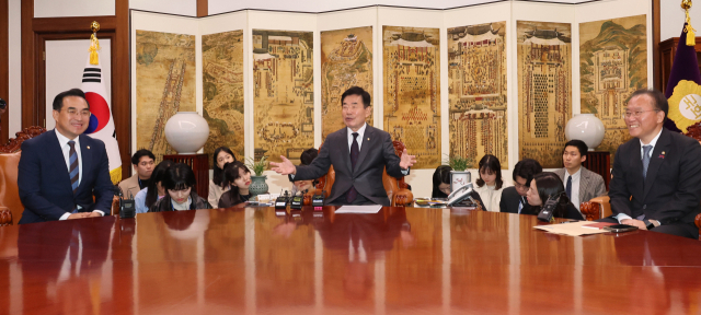 국회의장 주재 교섭단체 원내대표 회동이 26일 오전 서울 여의도 국회 의장집무실에서 열리고 있다. 왼쪽부터 더불어민주당 박홍근 원내대표, 김진표 국회의장, 국민의힘 윤재옥 원내대표. 연합뉴스
