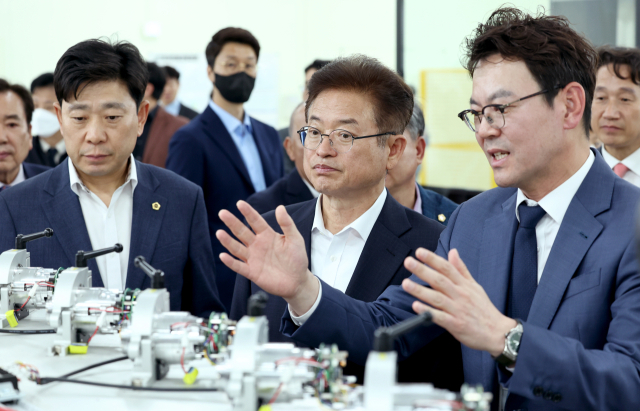 26일 경상북도 K-키친추진위원회가 출범했다. 이철우 경북도지사와 이강덕 포항시장, 김무환 포스텍 총장, 이기원 한국푸드테크협의회장을 공동위원장으로 하고 학계와 기업, 전문가 등 각계의 위원 17명으로 구성됐다. 경북도 제공