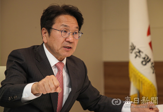 강기정 광주 시장이 25일 오후 광주시청 접견실에서 매일신문과 인터뷰를 하고 있다. 안성완 기자 asw0727@imaeil.com
