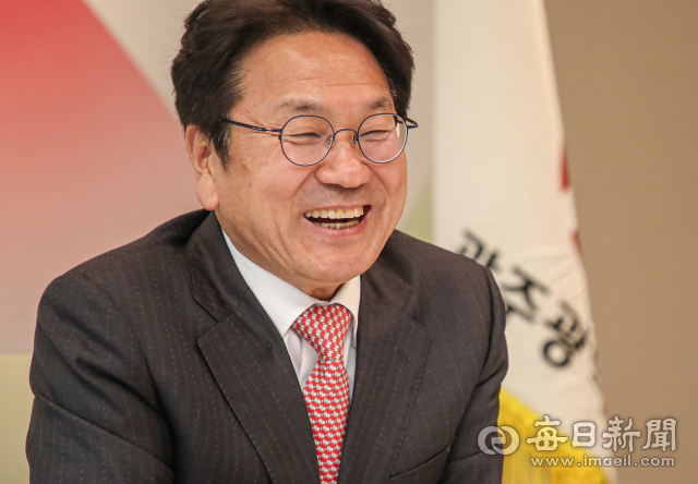 강기정 광주 시장이 25일 오후 광주시청 접견실에서 매일신문과 인터뷰를 하고 있다. 안성완 기자 asw0727@imaeil.com