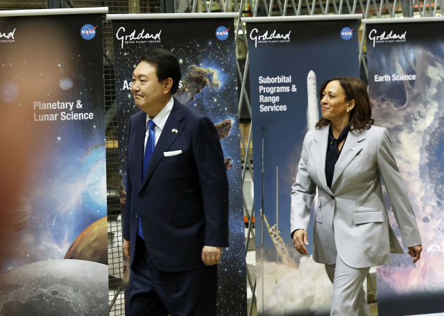 윤석열 대통령이 25일(현지시간) 워싱턴DC 인근의 미 항공우주국(NASA) 고다드 우주센터에서 카멀라 해리스 미국 부통령과 공동연설을 마친 뒤 이동하고 있다. 연합뉴스