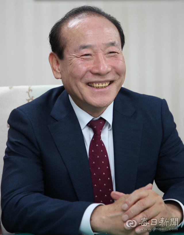 최병일 재대구경북도민회 회장이 26일 대구 중구 매일신문사를 방문해 인터뷰를 하고 있다. 안성완 기자 asw0727@imaeil.com