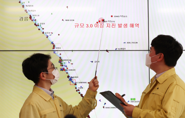 26일 낮 12시경 강원 동해시 북동쪽 52km 해역에서 규모 2.0의 지진이 발생했다고 기상청이 밝혔다. 이 해역에서는 지난 23일 0시 52분 규모 1.7 지진이 발생한 후 현재까지 규모 2.0 미만 미소지진까지 포함해 총 18차례 지진이 관측됐다. 같은 날 세종시 정부세종청사 해양수산부 종합상황실에서 직원들이 상황을 예의 주시하고 있다. 연합뉴스