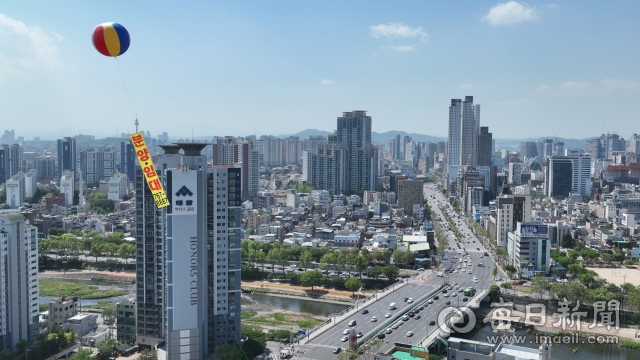 올초 대구 도심 하늘에 상가 분양·임대 광고 현수막이 풍선과 함께 떠다니는 모습. 매일신문 DB