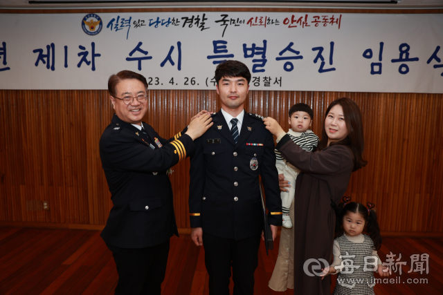 최주원 경북경찰청장은 26일 경산경찰서를 방문해 특진한 도현기(가운데) 경사에게 계급장을 달아주고 격려했다. 경산서 제공