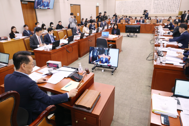 26일 오후 국회에서 열린 법제사법위원회 전체회의에서 김도읍 위원장이 회의를 주재하고 있다. 연합뉴스