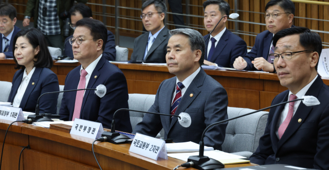 이노공 법무부 차관(왼쪽부터), 방기선 기획재정부 제1차관, 이종섭 국방부 장관, 어명소 국토교통부 제2차관이 26일 오후 서울 여의도 국회에서 열린 인구위기특별위원회 전체회의에 참석해 있다. 연합뉴스