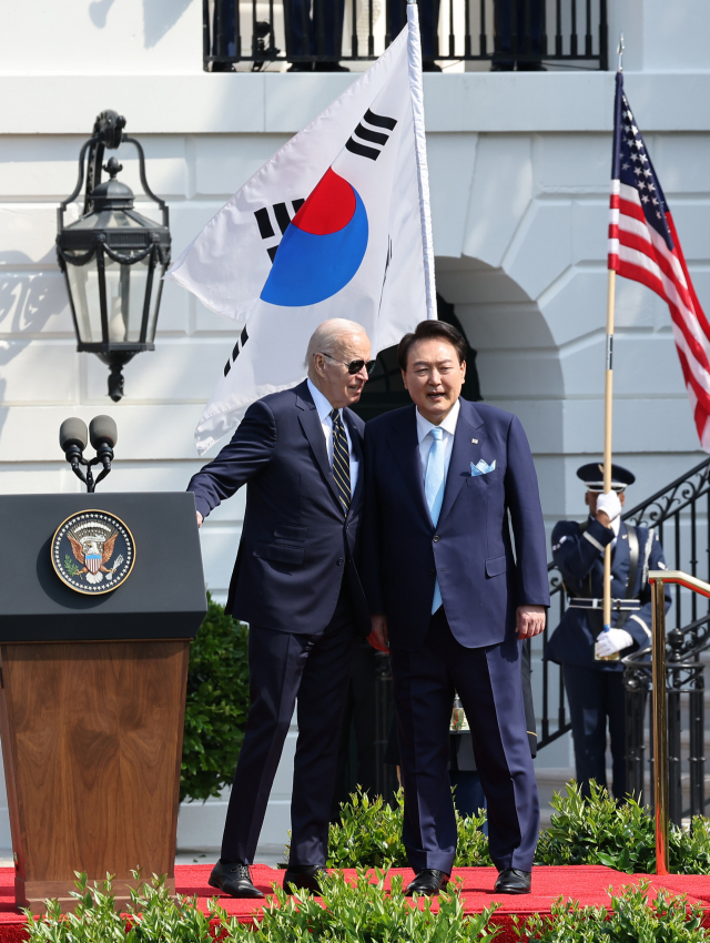 조 바이든 미국 대통령이 26일(현지시간) 워싱턴DC 백악관에서 열린 한미 정상회담에 앞서 열린 공식 환영식에서 환영사를 마친 뒤 윤석열 대통령과 대화하고 있다. 연합뉴스