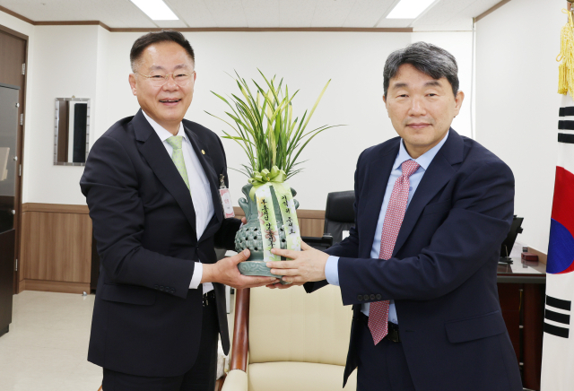 김재욱(사진 왼쪽) 칠곡군수가 칠곡군 다부동전투 현장의 흙이 담긴 