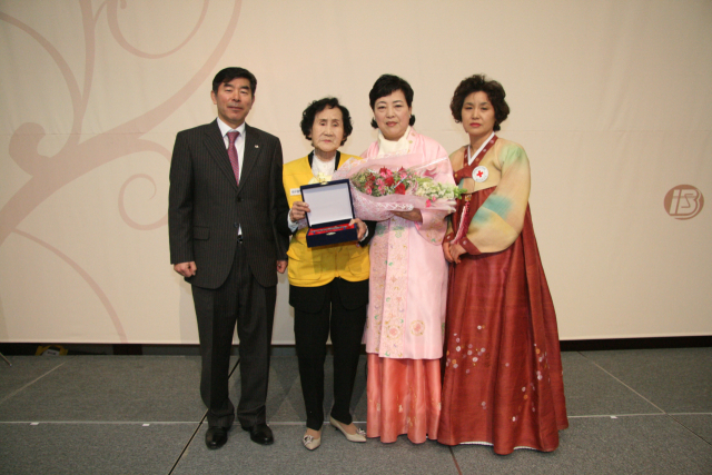 지난 2010년 적십자사봉사회 대구시협의회 정기총회에서 고 한경애 전 동현봉사회장이 사회봉사사업유공 공로패를 받았을 때 촬영한 기념사진. 왼쪽에서 두 번째가 고 한 회장, 오른쪽 첫 번째가 이차순 씨. 대한적십자사 대구지사 제공.