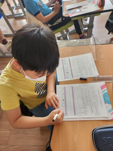 대구 명곡초등학교 한 학생이 나만의 점자자 만들기 활동에 참여하고 있다. 대구시교육청 제공