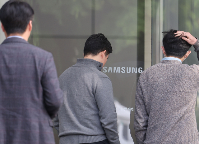 삼성전자가 1분기 매출 실적을 발표한 27일 오전 서울 서초구 삼성전자 서초사옥의 모습. 이날 삼성전자는 연결 기준 올해 1분기 영업이익이 6천402억원으로 지난해 동기보다 95.5% 감소한 것으로 잠정 집계됐다고 공시했다. 특히 반도체를 담당하는 디바이스솔루션 부문에서 무려 4조5천800억원의 적자를 기록했다. 연합뉴스