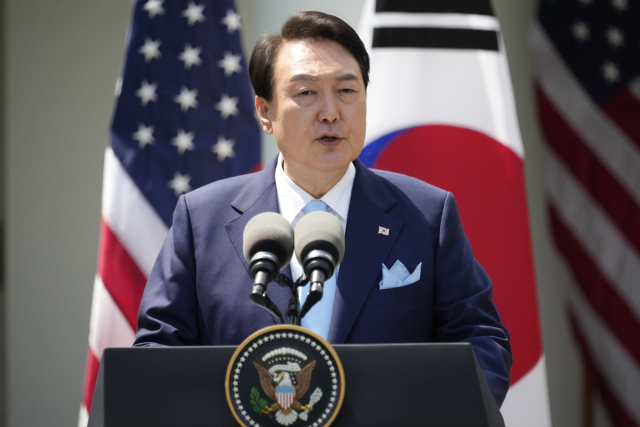 미국을 국빈 방문한 윤석열 대통령이 26일(현지시간) 워싱턴DC 백악관 로즈가든에서 열린 기자회견에서 발언하고 있다. 이날 기자회견에서 윤 대통령은 