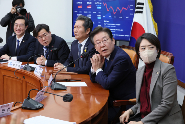 더불어민주당 이재명 대표가 26일 오전 국회에서 열린 최고위원회의에서 장경태 최고위원이 제시한 김건희 여사 조명 사용 의혹 동영상을 지켜보고 있다. 연합뉴스