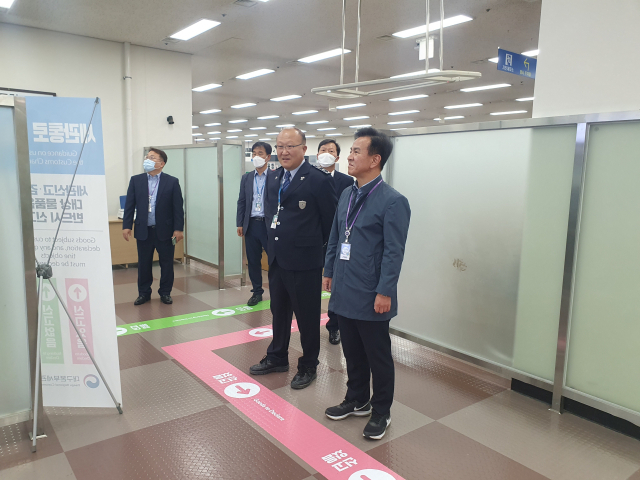 주시경 대구본부세관장(사진 오른쪽 첫번째)이 27일 대구국제공항 입국장을 방문, 오는 5월 1일 자로 여행자 휴대품 신고서 작성 의무가 폐지됨에 따른 여행자 통관 업무 변경 현장의 사전 준비사항을 점검했다. 대구본부세관 제공