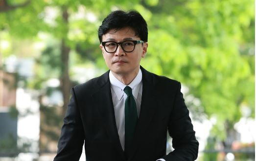 지난 21일 한동훈 법무부 장관이 올해 제12회 변호사 시험에 합격한 시각 장애인 김진영 변호사에게 직접 전화해 축하의 인사를 전했다. 연합뉴스