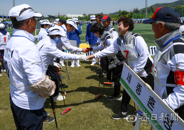 전국 생활체육 동호인의 최대 행사인 전국생활체육대축전이 코로나19 이후 4년만에 정상 개최돼 27일 전국에서 모인 게이트볼 선수단이 칠곡군 동락공원 축구장에서 경기를 펼치고 있다. 이번 대회는