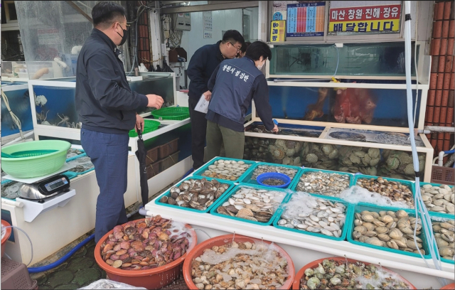 경남도 관계자가 일본산 등 수입 수산물에 대한 원산지 표시를 점검하고 있다. 제공 경남도