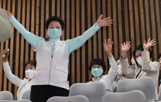 27일 국회 본회의에서 간호법 통과를 지켜본 대한간호협회 회원들이 손을 흔들며 퇴장하고 있다. 연합뉴스