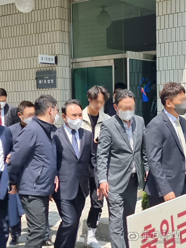 27일 수원지방법원 성남지원에서 열린 특정경제범죄 가중처벌 등에 관한 법률 위반 혐의(배임)에 대한 첫 공판을 마친 윤홍근 제너시스 BBQ 회장이 차량으로 이동하고 있다. 박진종 기자