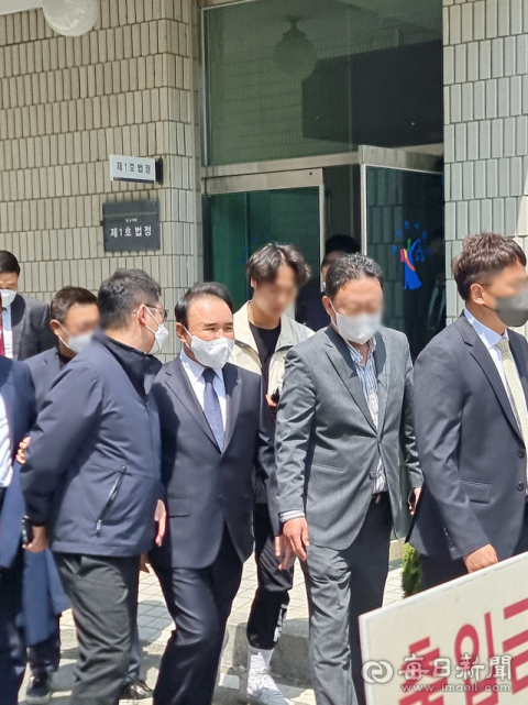 윤홍근 BBQ 회장, '회사자금 대여 후 회수 못한 배임 혐의' 첫 공판 출석