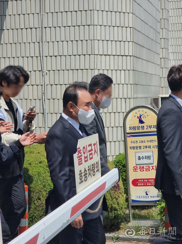 27일 수원지방법원 성남지원에서 열린 특정경제범죄 가중처벌 등에 관한 법률 위반 혐의(배임)에 대한 첫 공판을 마친 윤홍근 제너시스 BBQ 회장이 차량으로 이동하고 있다. 박진종 기자