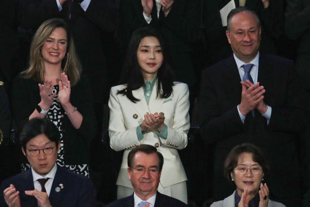김건희 여사가 27일(현지시간) 워싱턴DC 국회의사당에서 열린 윤석열 대통령의 미 상·하원 합동회의 연설에서 박수치고 있다. 연합뉴스