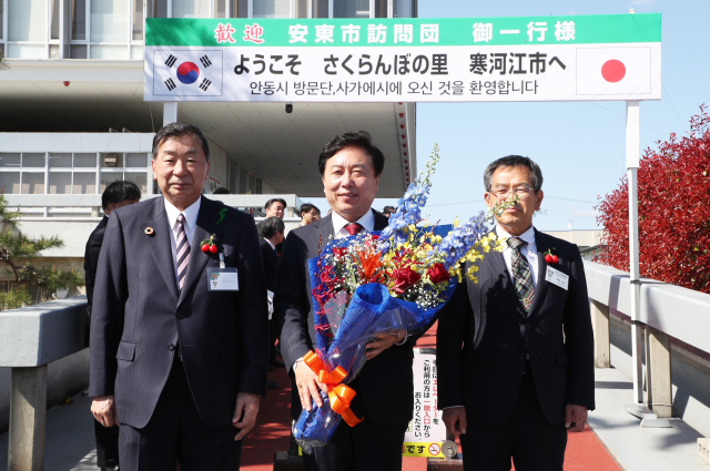안동시와 자매도시인 일본 사가에시는 2024년 결연 50주년 기념식을 안동에서 가지기로 하고 양도시 공동교류선언문과 청소년 교류 등에 대한 협의를 진행했다. 사진은 지난 27일 사토 히로키(왼쪽) 사가에 시장이 권기창 시장을 환영하면서 기념촬영했다. 안동시 제공
