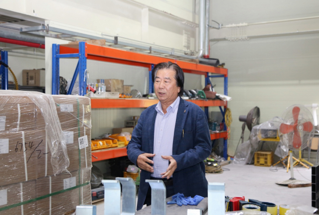 경기도 광주시 남영물류산업 본사 공장에서 물류산업에 대해 설명하고 있는 남후식 대표. 이무성 객원기자