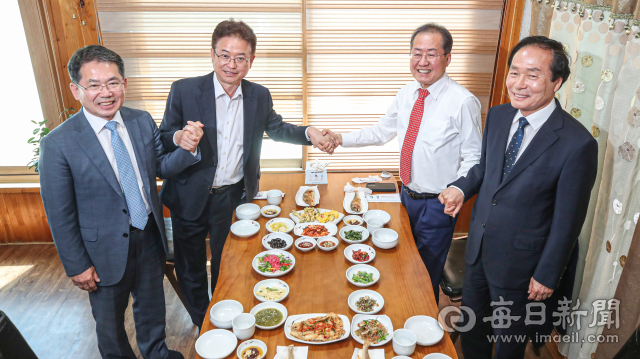 28일 경북 군위군의 한 식당에서 열린 