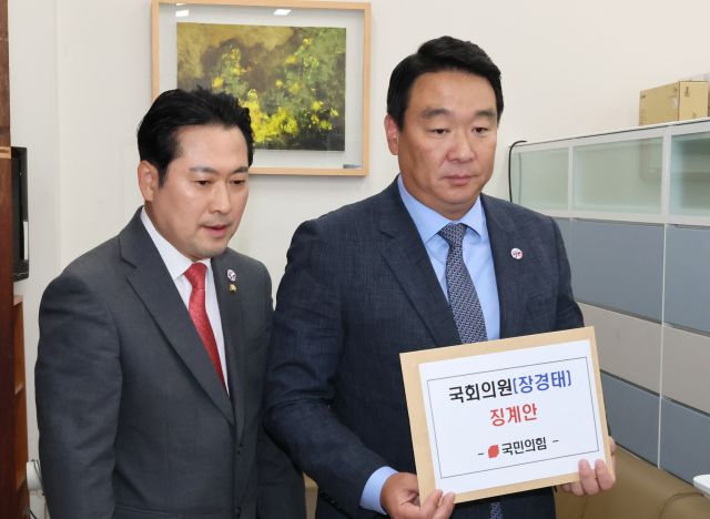 국민의힘 장동혁 원내대변인(왼쪽)과 정희용 원내대표비서실장이 28일 오전 국회 의안과에 국회의원 장경태 징계안을 제출하기 위해 들어서고 있다. 연합뉴스