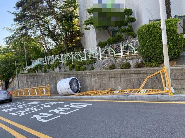 등굣길 덮친 1.5t 화물. 부산경찰서 제공