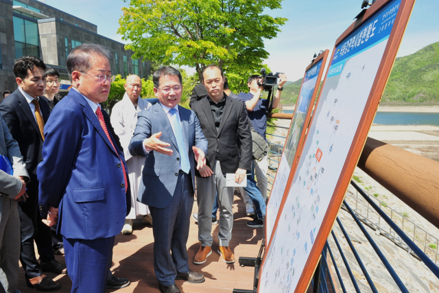 홍준표 대구시장이 군위댐에서 김진열 군위군수로부터 현안인 군위댐 수상태양광발전시설 등을 브리핑받고 있다. 군위군 제공
