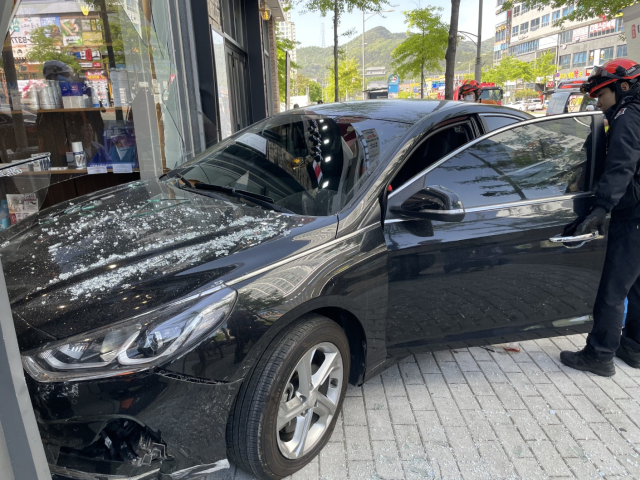 28일 오후 3시 6분쯤 대구시 달성군 현풍읍 한 동물병원에 승용차가 갑자기 돌진하는 사고가 발생했다. 대구소방본부 제공.