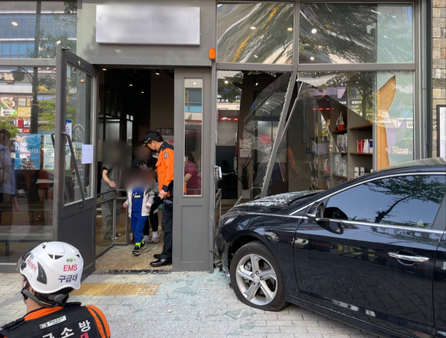 28일 오후 3시 6분쯤 대구시 달성군 현풍읍 한 동물병원에 승용차가 갑자기 돌진하는 사고가 발생했다. 대구소방본부 제공.