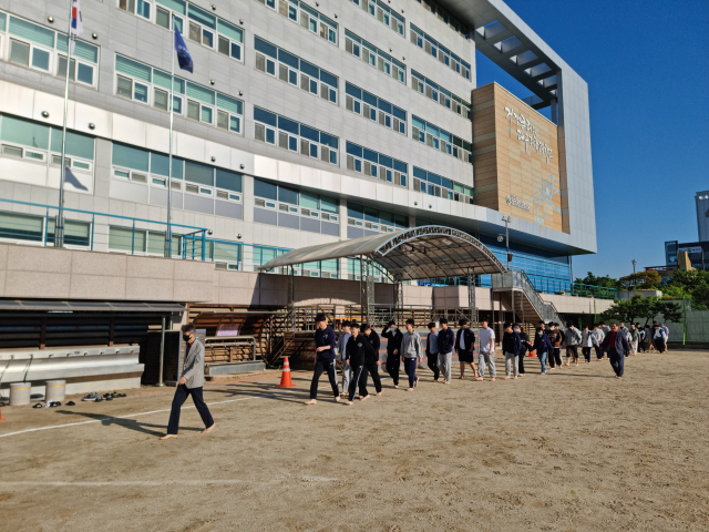 28일 오전 대구과학고등학교 학생들이 운동장에서 맨발 걷기를 하고 있다. 대구과학고 제공