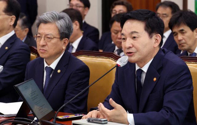 원희룡 국토교통부 장관이 20일 오전 서울 여의도 국회에서 열린 국토교통위원회 전체회의에서 의원 질의에 답변하고 있다. 연합뉴스