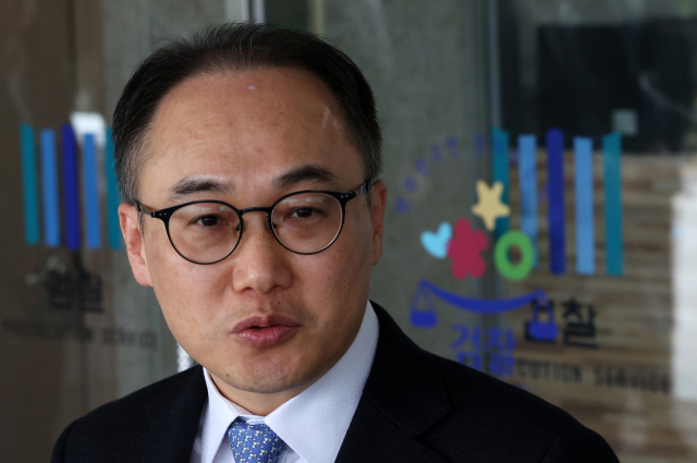 이원석 검찰총장이 28일 오후 강원 춘천지방검찰청을 방문하며 취재진 질문에 답하고 있다. 연합뉴스