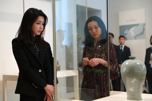 윤석열 대통령과 미국을 국빈 방문 중인 김건희 여사가 28일(현지시간) 보스턴 미술관 한국실을 관람하고 있다. 연합뉴스
