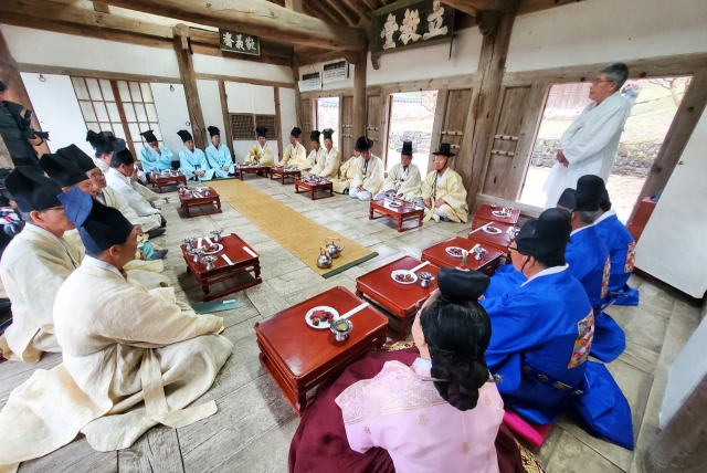 세계유산 병산서원은 29일 400년 사상 처음으로 이배용 국가교육위원장을 여성 초헌관으로 임명해 춘계향사를 봉행했다. 병산서원운영위원회 제공